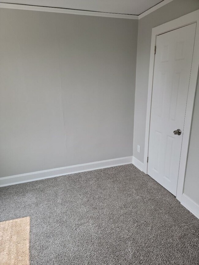 Building Photo - AVAILABLE JUNE 1st 2026 - Fantastic Newly ...