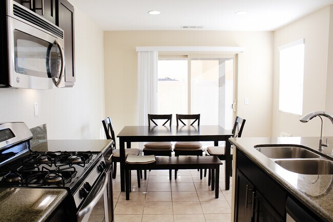 Building Photo - 34213 Parkside Dr