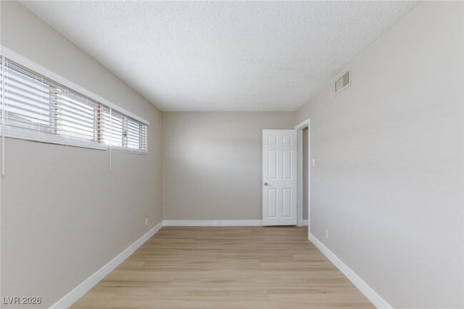 Building Photo - 1300 E Nelson Ave