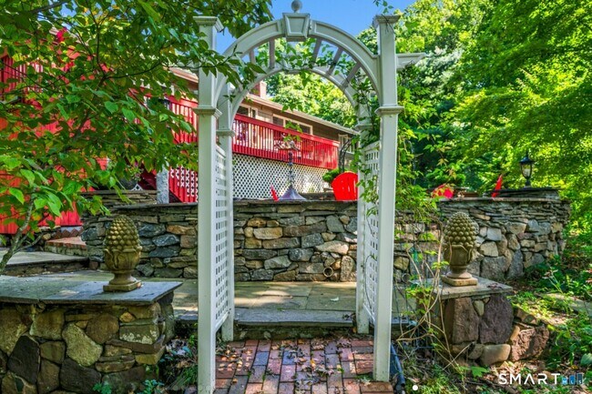 Building Photo - 92 Kenmore Rd