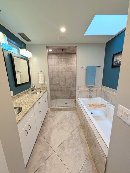 Master bathroom - 3317 W Hayward Pl