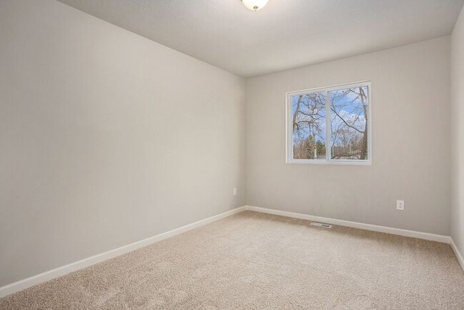 Building Photo - 3520 Welden Dr SW