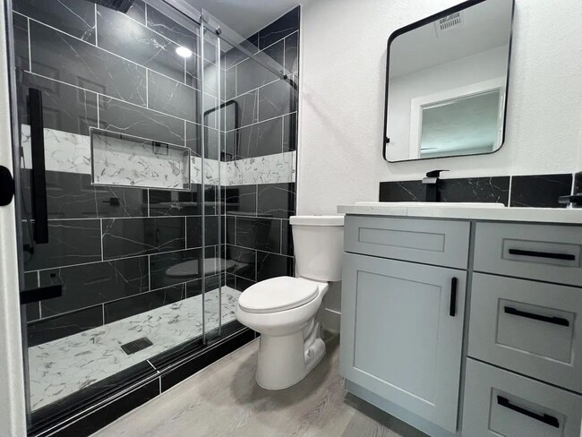 Master Bath - 657 W Parlier Ave