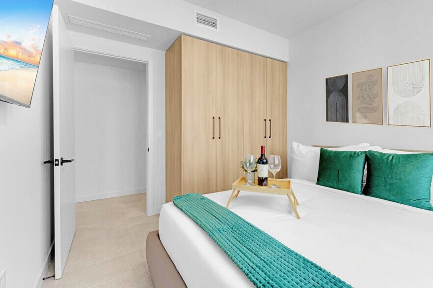 Building Photo - 501 NE 1st Ave