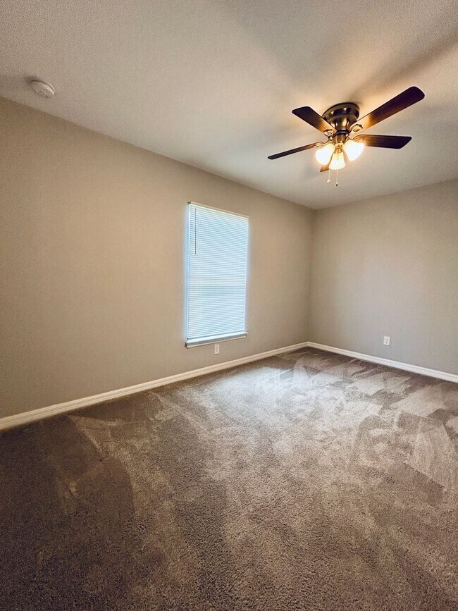 Building Photo - 4 Bedrooms 2 Baths Single-Family Fenced Ho...