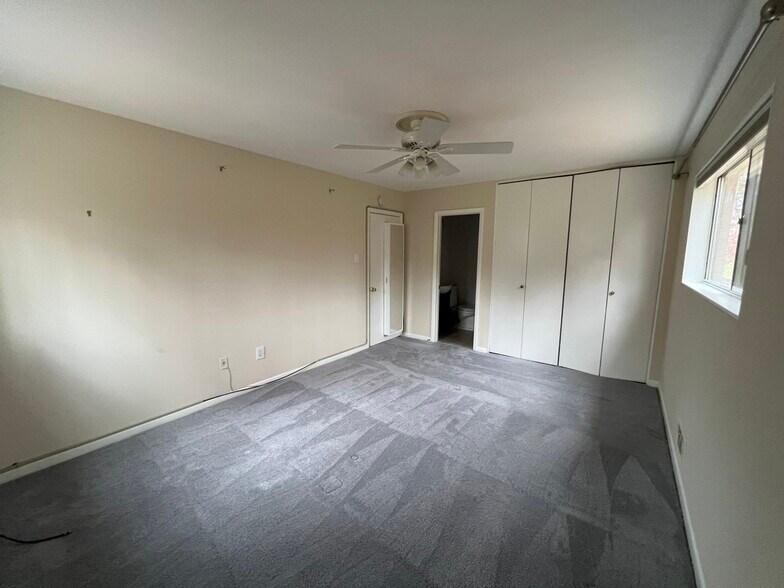 Building Photo - 10600 Kenilworth Ave