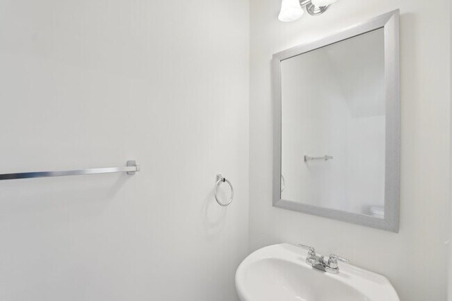 Building Photo - Fantastic 3bd/2.5ba home! Coming soon!