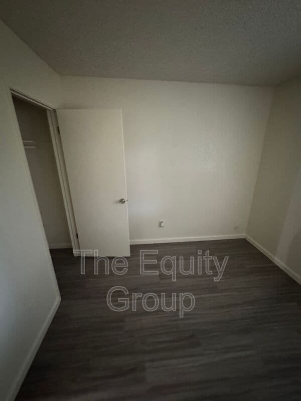 Building Photo - 1402 W Elowin Ave