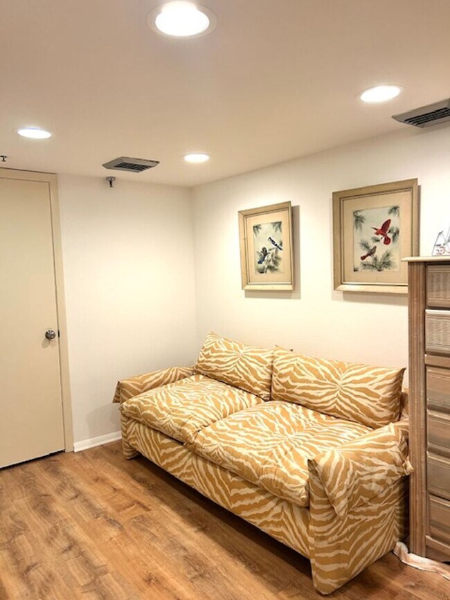 Building Photo - 2026 BEACH RENTAL- 2/2 Condo WITH PRIVATE ENTRY - BEACH PLACE - STEPS THE BEACH!!