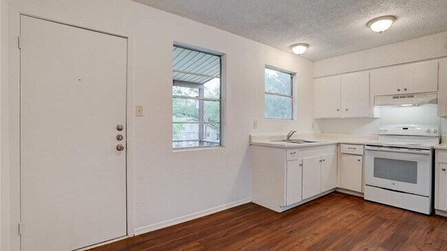Building Photo - 724 Old Martindale Rd