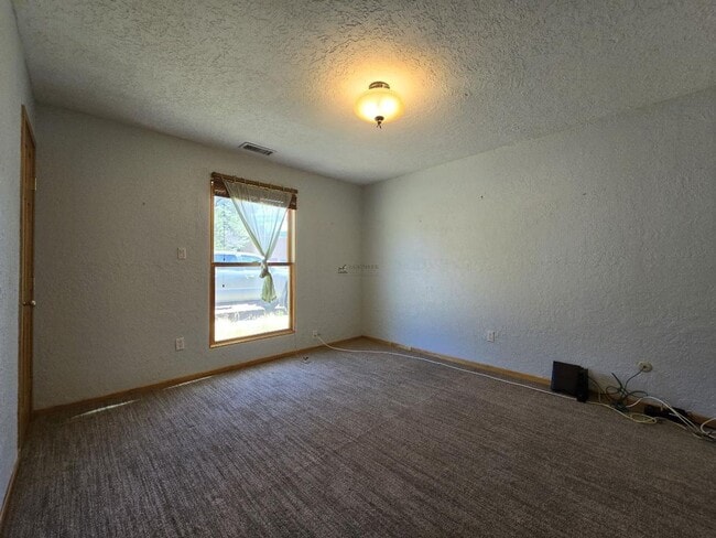 Building Photo - 8 Ute Ln