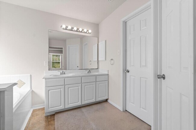 Building Photo - 2402 Lofty Falls Ct