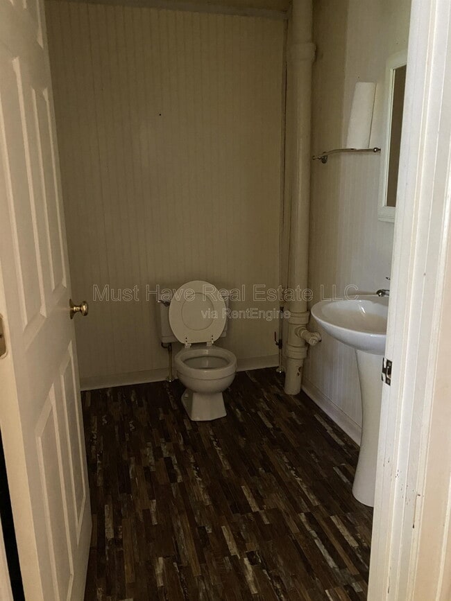 Building Photo - 1627 B Ave SE