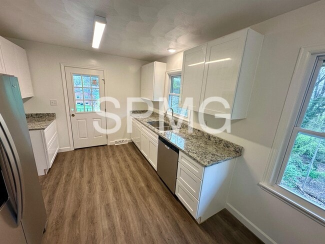 Building Photo - 612 Landfair Dr