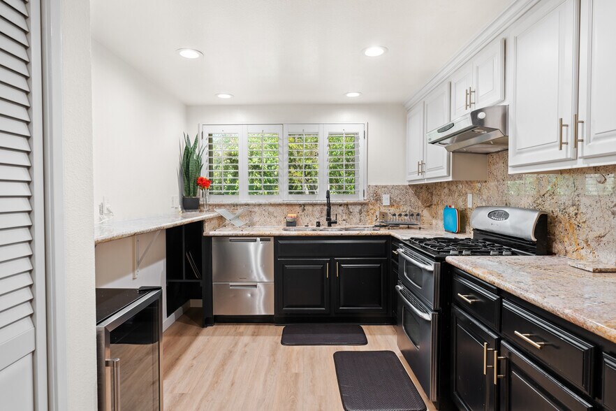 Building Photo - 4321 Matilija Ave