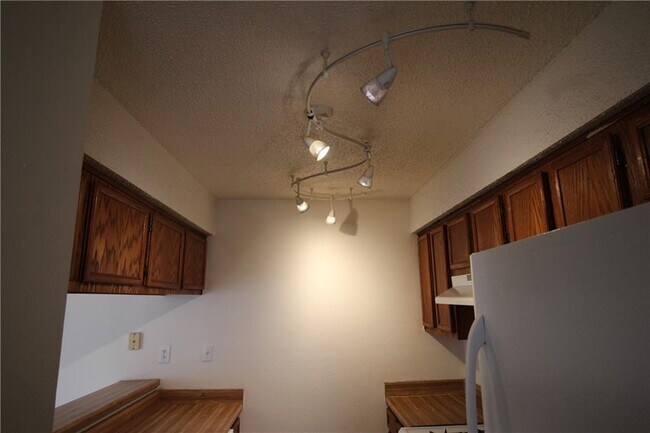 Building Photo - 1002 King Albert St