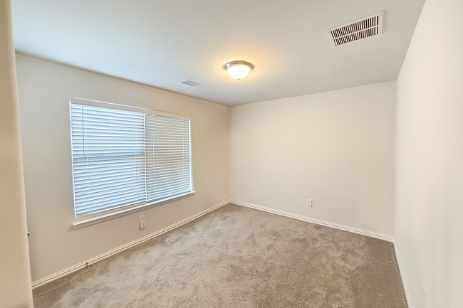 Building Photo - Charming 3-Bedroom Single-Story Home with ...