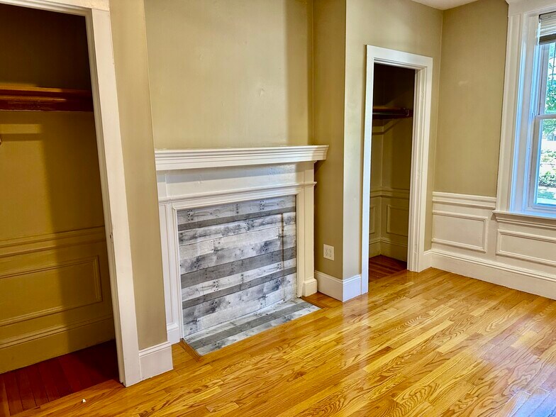 Building Photo - 72 Egmont St