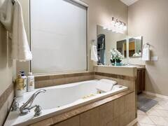 Building Photo - 1534 E Kings Ct