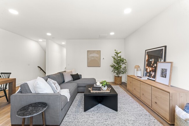 Building Photo - Madison townhome for rent. 3 bed/3.5 bath ...