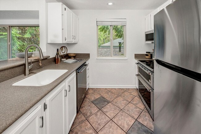 Building Photo - Updated 2 bed Downtown Redmond Condo w/Pool and EV Charging