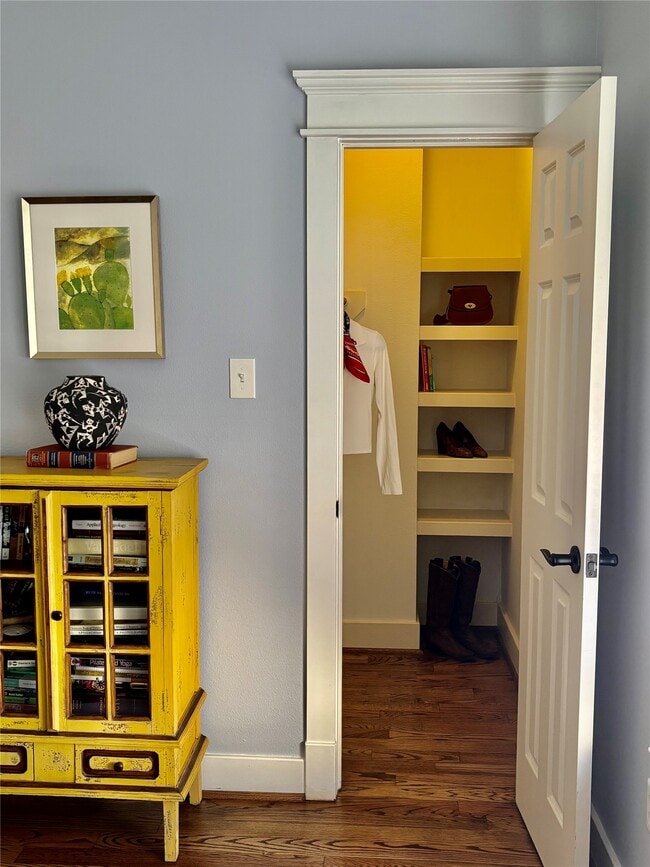 Building Photo - 919 W 15th St