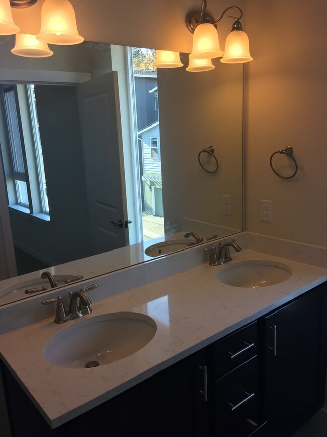 Building Photo - Newer Townhouse in Lake Forest Park!