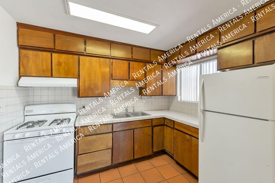 Building Photo - 947 N Alvernon Way