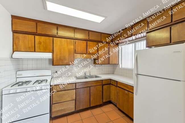 Building Photo - 947 N Alvernon Way