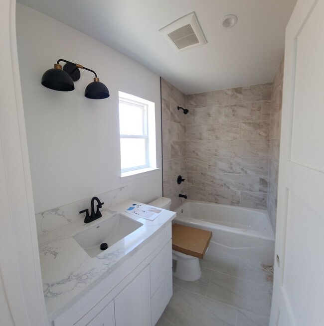 Building Photo - VERY CLOSE TO CAMPUS!! PRIME LOCATION!!! B...