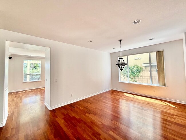 Building Photo - Elegant 5 Bedroom Home With Sweeping Staircase and Tons of Space!