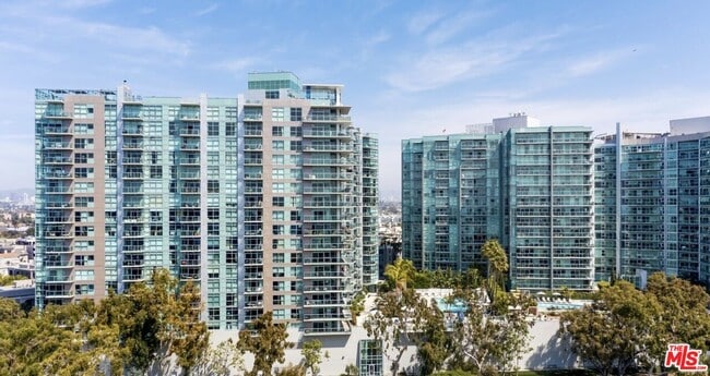 Building Photo - 13700 Marina Pointe Dr