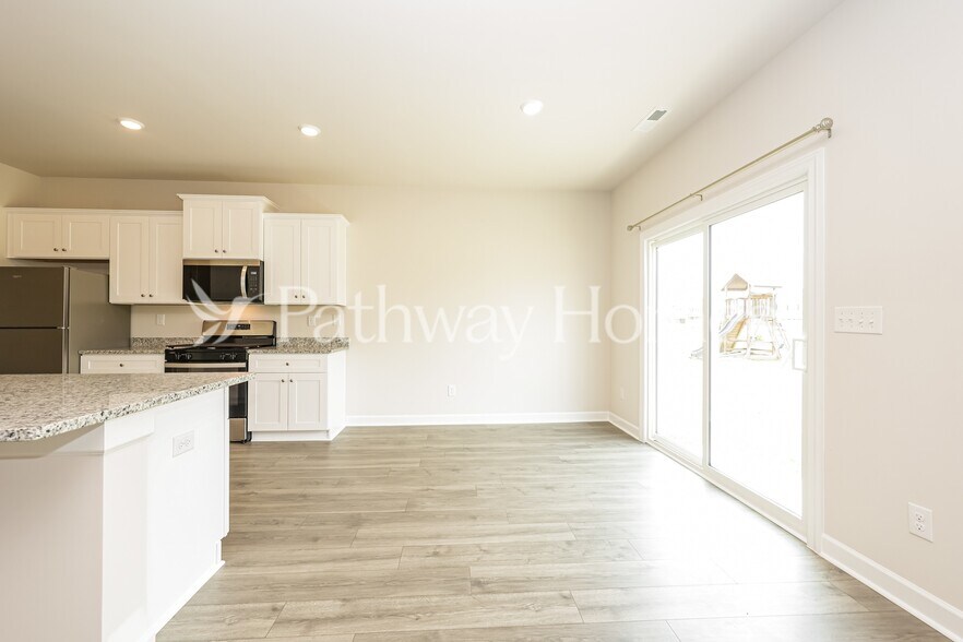 Building Photo - 3440 Quintana Dr