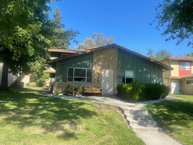 Building Photo - Beautifully Updated Townhouse in Madison V...