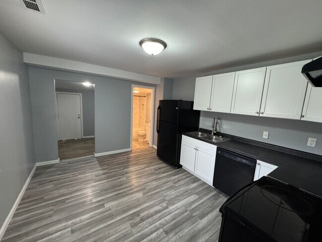 Building Photo - 1129-1131 S Sheffield Avenue