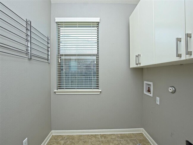Building Photo - 2508 Hilltop Divide Ln