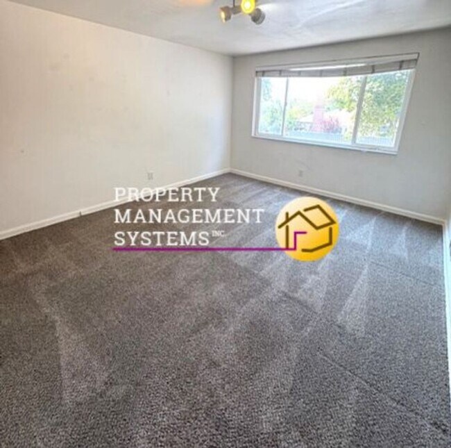 Building Photo - 3 Bed / 2 Bath Duplex in Sugarhouse!