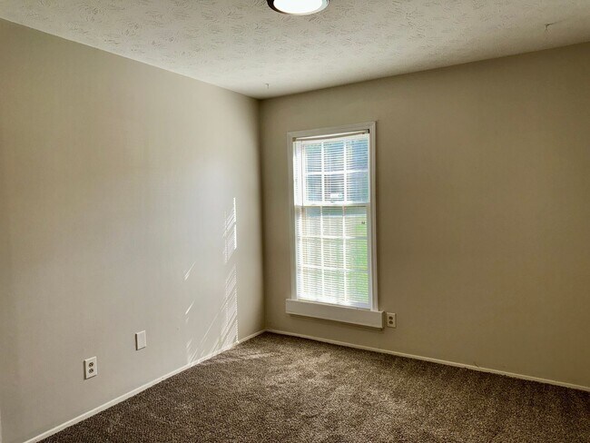 Building Photo - Updated 3 Bed Ranch on Quiet Cul-de Sac!