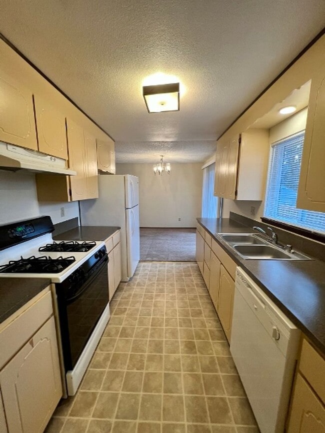 Building Photo - PENDING APPLICATION x2; Upper Eastside 2 B...