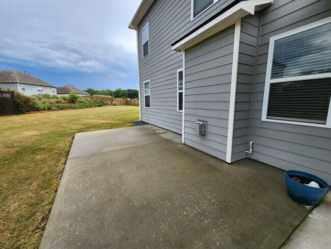 Building Photo - 5 Bedroom 3 Bath 2 Car Garage in Forsyth C...