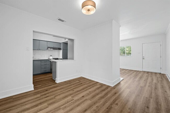 Building Photo - 2401 Winsted Ln