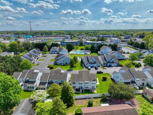 Building Photo - Year-round rental - 4 br 2.5 ba Twin Home in Seabright Village – East of Route 1