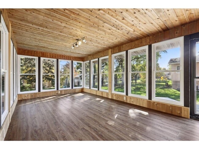 Building Photo - 6802 Cottonwood Ln N
