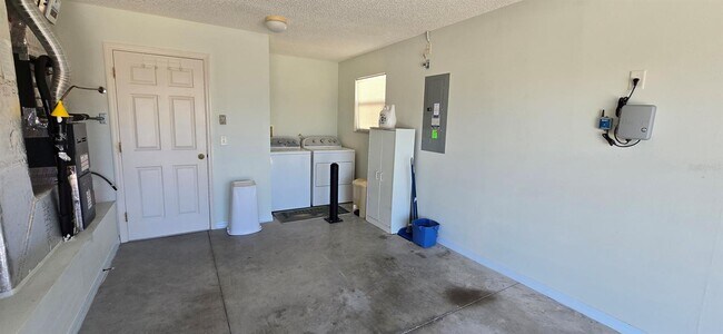 Building Photo - 1088 Gennesse Ln