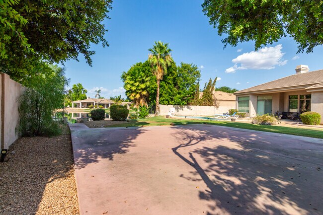 Building Photo - 1702 W Lynx Way
