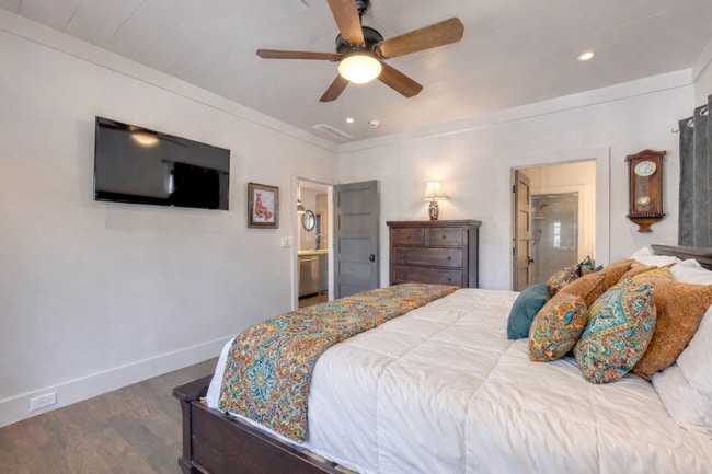 Building Photo - 56 Oak Crescent Cir