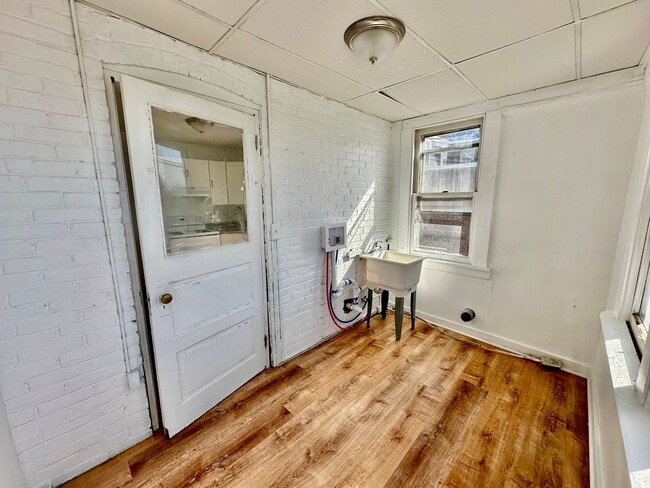 Building Photo - 1012 S Hall St