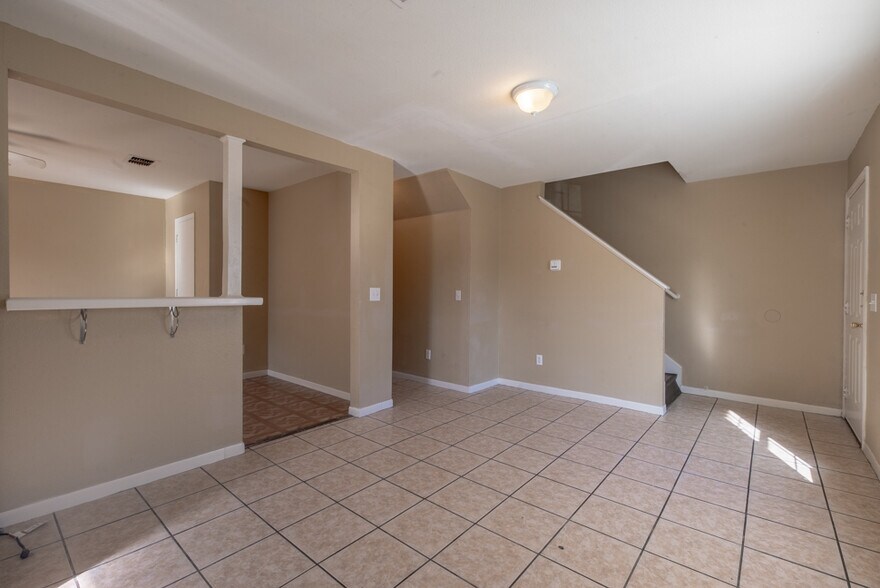 Building Photo - 7561 Windsor Oaks