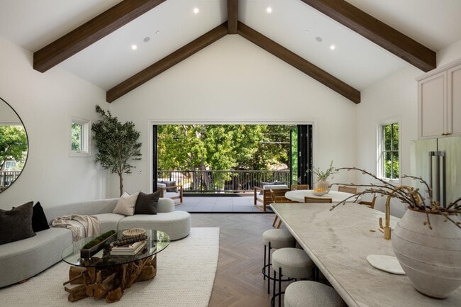 Building Photo - 160 Waverley St