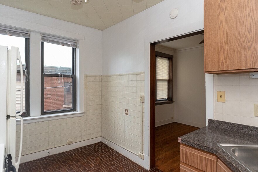 Building Photo - 3617 N Paulina St